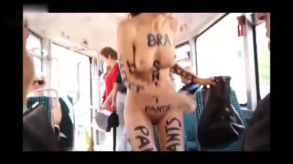 著名美女艺术家MiloMoiré作品，行为艺术刺身裸体搭乘公交车逛街引来众人围观采访，身材真好很淡定